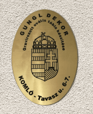 Gravírozott ovális intézményi névtábla többféle színben