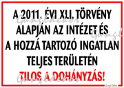 A 2011 évi törvény alapján az intézet és a hozzá tartozó ingatlan teljes területén tilos a dohányzás! tábla matrica