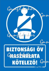 Biztonsági öv használata kötelező tábla matrica, kék alapon fehér szöveg, ember bekapcsolt biztonsági övvel
