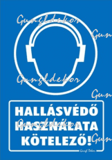 Hallásvédő használata kötelező tábla matrica, kék alapon fehér szöveg, hallásvédős fej piktogram