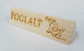 Foglalt - Reserviert háromszög alakú fatábla egyedi gravírozott logóval